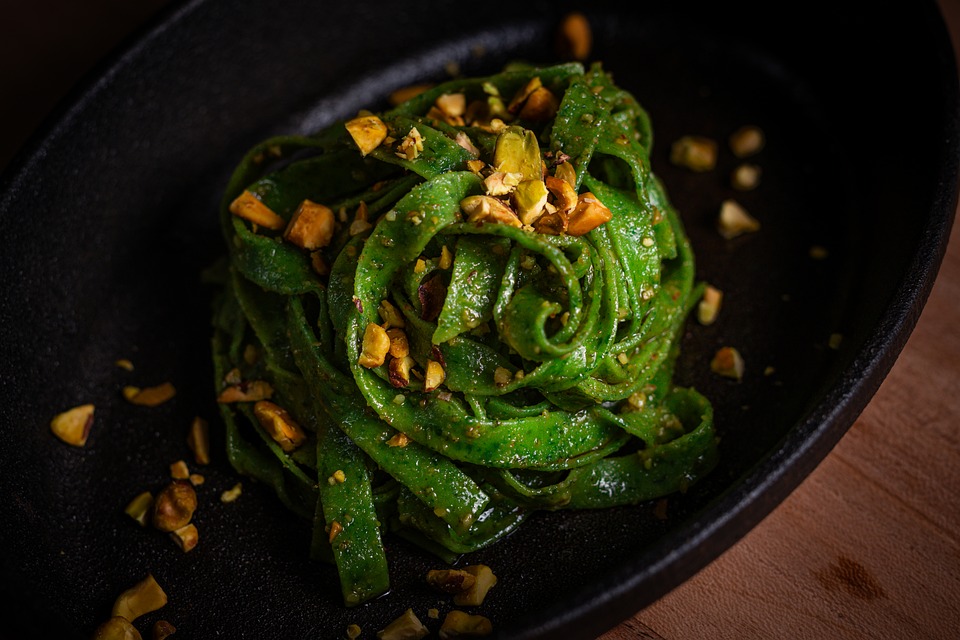 Keajaiban dalam Piring: Eksplorasi Pasta Hijau Saus Pistachio yang Menggugah Selera