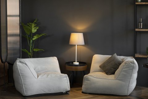 A light that remembers your evenings
